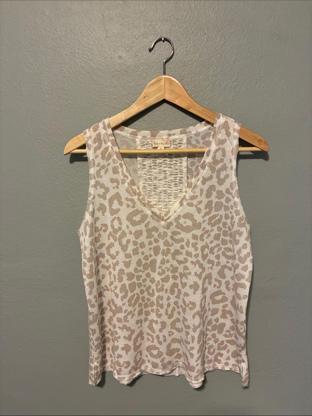 Hem & Thread Sleeveless V-Neck Leopard Print Tank Top Beige Medium EUC